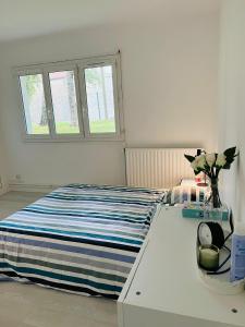 um quarto branco com uma cama e uma mesa em Private Room Near Paris em Montreuil