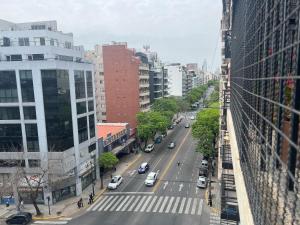 Una vista de una calle de la ciudad con coches y edificios. en HERMOSO DEPTO. EN PLENO PALERMO SOHO, en Buenos Aires
