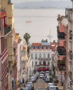 vistas a una calle de la ciudad con coches aparcados en Apto Ribeira Lisboa, en Lisboa