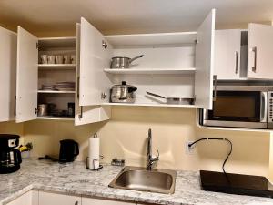 Una cocina o zona de cocina en Cozy Newly built apartment airport location