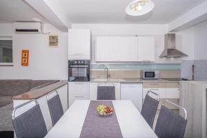 Kuchyň nebo kuchyňský kout v ubytování Apartment Bura