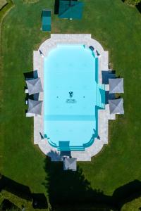 eine Aussicht auf einen Pool im Gras in der Unterkunft Villa Scorzi - Relais de Charme in Calci