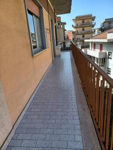 einen Gehweg, der auf einen Balkon eines Gebäudes führt in der Unterkunft Il nespolo in Barcellona-Pozzo di Gotto