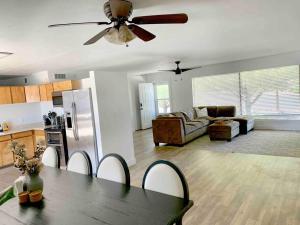 a kitchen and living room with a table and a ceiling fan at Emerald Lake House *Boat Parking with a View in Page