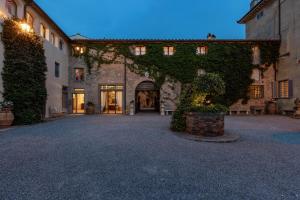 ein leerer Innenhof eines Gebäudes mit Efeu in der Unterkunft Villa Scorzi - Relais de Charme in Calci