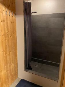 Koupelna v ubytování A cozy One-Bedroom basement apartment in RVK suburbs
