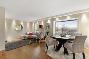 ein Esszimmer und ein Wohnzimmer mit einem Tisch und Stühlen in der Unterkunft Cozy elegant 2bedroom apt w/parking and nice view in Tromsø