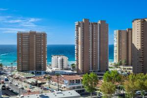 een stad met hoge gebouwen naast de oceaan bij Don Paco 12-B Deluxe Apartment Levante Beach in Benidorm
