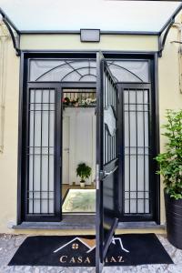 einen Eingang zu einem Gebäude mit einer schwarzen Tür in der Unterkunft Casa Diaz in Neapel