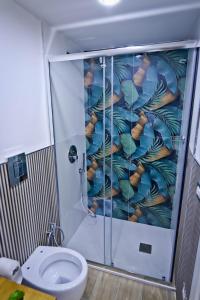 ナポリにあるCasa Diazのバスルーム(シャワー、トイレ付)