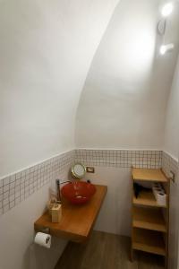 ein Badezimmer mit einem Waschbecken und einem Spiegel auf dem Tisch in der Unterkunft Casa Diaz in Neapel