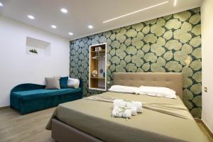 ein Schlafzimmer mit einem Bett und einem blauen Sofa in der Unterkunft Casa Diaz in Neapel