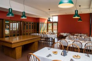 的住宿－Penzion Hájenka，餐厅拥有红色的墙壁和桌椅