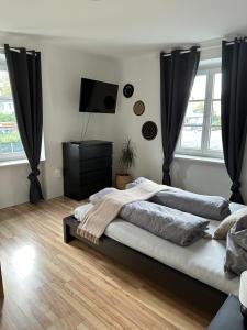 1 dormitorio con 1 cama grande y cortinas negras en Gemütliche Wohnung in zentraler Lage, en Graz