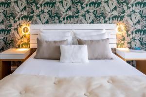 a bedroom with a white bed with a floral wallpaper at Arribas Sintra Hotel in Sintra
