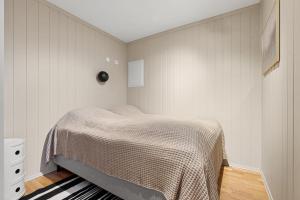 Säng eller sängar i ett rum på Cozy elegant 2bedroom apt w/parking and nice view