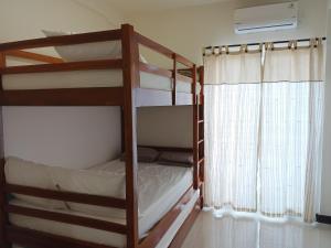 zwei Etagenbetten in einem Zimmer mit Fenster in der Unterkunft Free Shuttle Lovely compact New Apartment at Nagoya by MESA in Nagoya + 22 Fotos