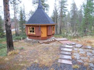 una pequeña cabaña en medio de un bosque en Mökki Ketunlenkki en Levi