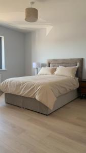 um quarto com uma cama grande num quarto branco em Large bedroom near to the center 