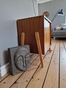 a living room with a head sculpture on the floor at Charming Villa with mountain view in Siglufjörður