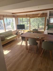 een woonkamer met een houten tafel en stoelen bij Le Dune di Circe in Lido Di Fondi