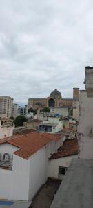 uma vista para uma cidade com edifícios e telhados em Casa Temporada em Aparecida com vista para Basílica em Aparecida