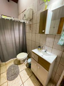 プエルトイグアスにあるSalamの小さなバスルーム(トイレ、シンク付)