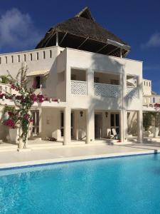 Bazén v ubytování The Villa Luxury Suites Hotel nebo v jeho okolí