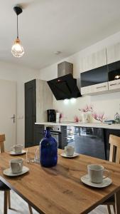 einem Holztisch in einer Küche mit einer blauen Vase darauf in der Unterkunft APARTMENTS KREMSTAL in Imbach