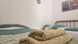 ImbachにあるAPARTMENTS KREMSTALのベッドの上にタオルを置いて
