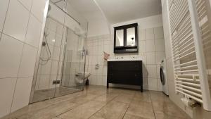 Ein Badezimmer in der Unterkunft APARTMENTS KREMSTAL