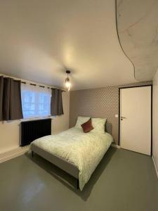 ein Schlafzimmer mit einem Bett und einem großen Fenster in der Unterkunft Apartment Secret room Paris-Stade de France in Aubervilliers