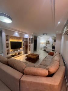 una gran sala de estar con un gran sofá marrón en Villa taş en Alanya