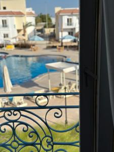 een balkon met uitzicht op een zwembad bij Babushka Boutique Hotel-Dahab in Dahab