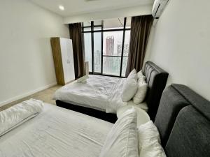 Habitación de hotel con 2 camas y sofá en Empire City Hotel Petaling Jaya en Petaling Jaya