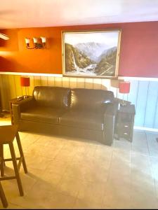 Zona d'estar a Large 3-Bedrooms/2-Bath Apt, One Block to Train