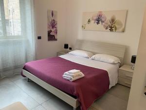 una camera con un letto e una coperta viola di Flaminio Holidays a Roma
