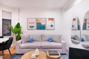 ein Wohnzimmer mit einem Sofa und einem Tisch in der Unterkunft 1290-8 New Renovated 2 Bedrooms in UES in New York