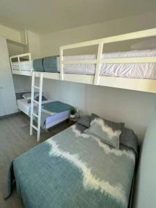 1 dormitorio con 2 literas y 1 cama en Departamento en Primera Fila 306, en Zorritos