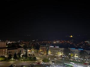 Blick auf die Stadt in der Nacht mit Lichtern in der Unterkunft Horizon Tbilisi in Tbilisi City
