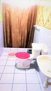 y baño con aseo y lavamanos. en HOSTAL AKEMI, en Yurimaguas