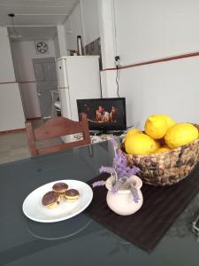 una mesa con un plato de comida y un bol de fruta en Apartamento amueblado en Carmelo con aire acondicionado en Carmelo