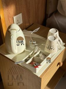 Lma Luxury Camp في وادي رم: طاولة في غرفة مع آلة صنع القهوة عليها