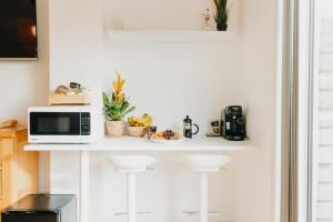 Dapur atau dapur kecil di Luxury Private Suite-Parking, Courtyard & Wi-Fi