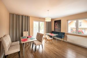 ein Wohnzimmer mit einem Tisch und einem Esszimmer in der Unterkunft Apartamenty Mozaika - centrum Zdroju in Lądek-Zdrój
