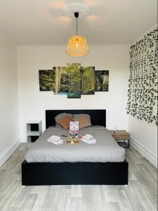 - une chambre avec un lit et un lustre dans l'établissement #Nouveau@Nature&Beaut#, à Cognac