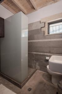 łazienka z toaletą i schodami w obiekcie Casa Di Santolo w mieście Manoliópoulon