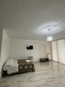 Sol Casa في كوزنسا: غرفة نوم بسرير وتلفزيون بشاشة مسطحة