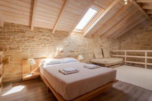1 dormitorio con 1 cama y 1 silla en una habitación en Casa Di Santolo, en Manoliópoulon