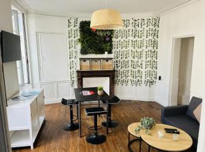 - un salon avec une table et une cheminée dans l'établissement #Nouveau@Nature&Beaut#, à Cognac